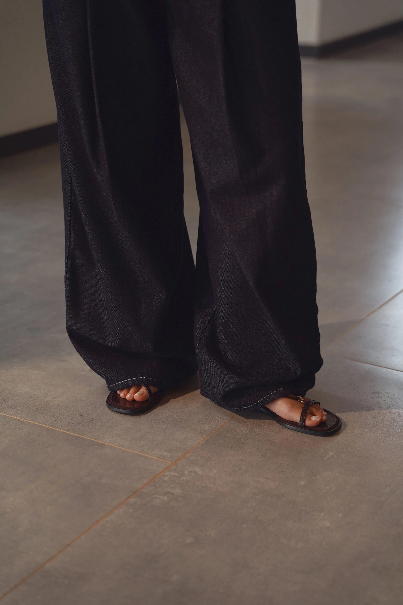 JEAN RAW PLEATED WIDE-LEG PANTS